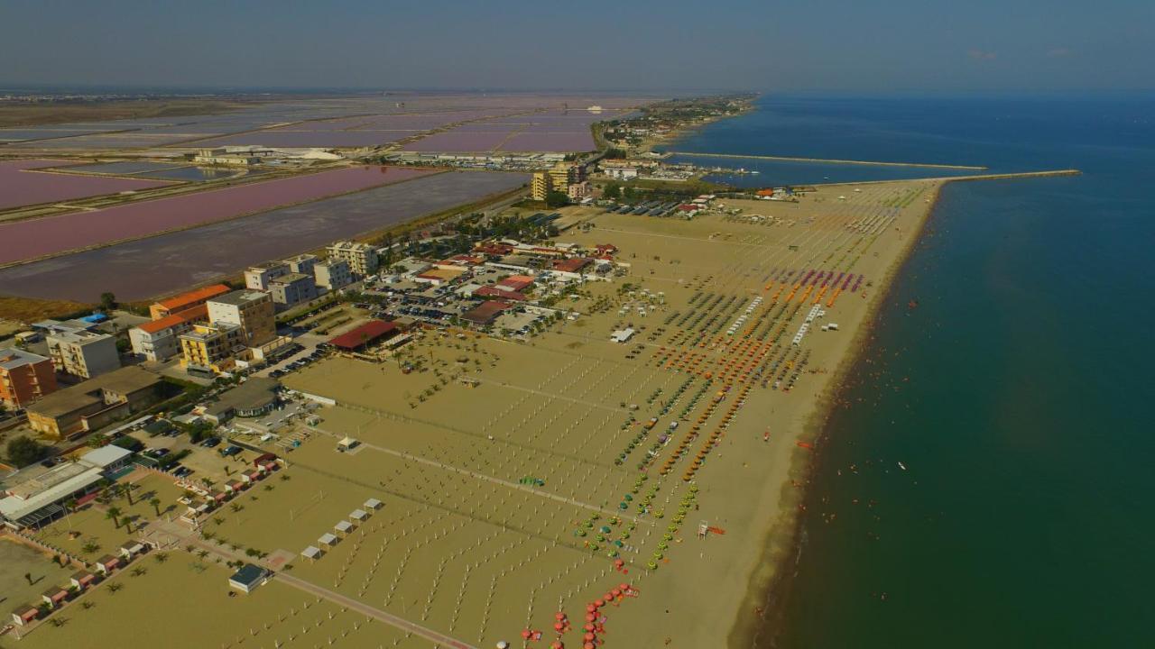 Torquemada Beach Club Margherita Di Savoia Bagian luar foto