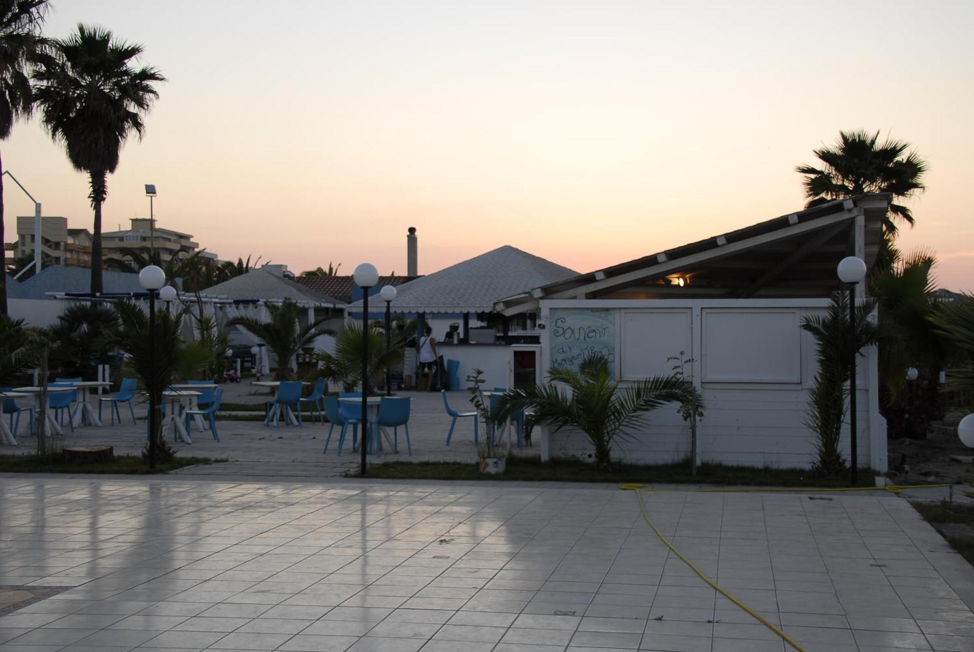 Torquemada Beach Club Margherita Di Savoia Bagian luar foto