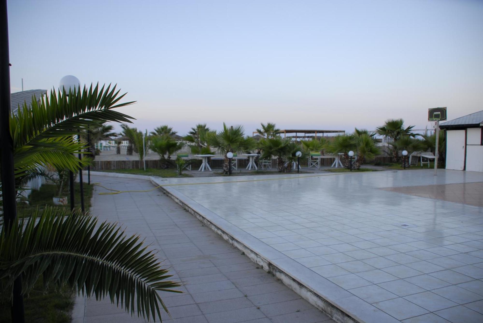 Torquemada Beach Club Margherita Di Savoia Bagian luar foto